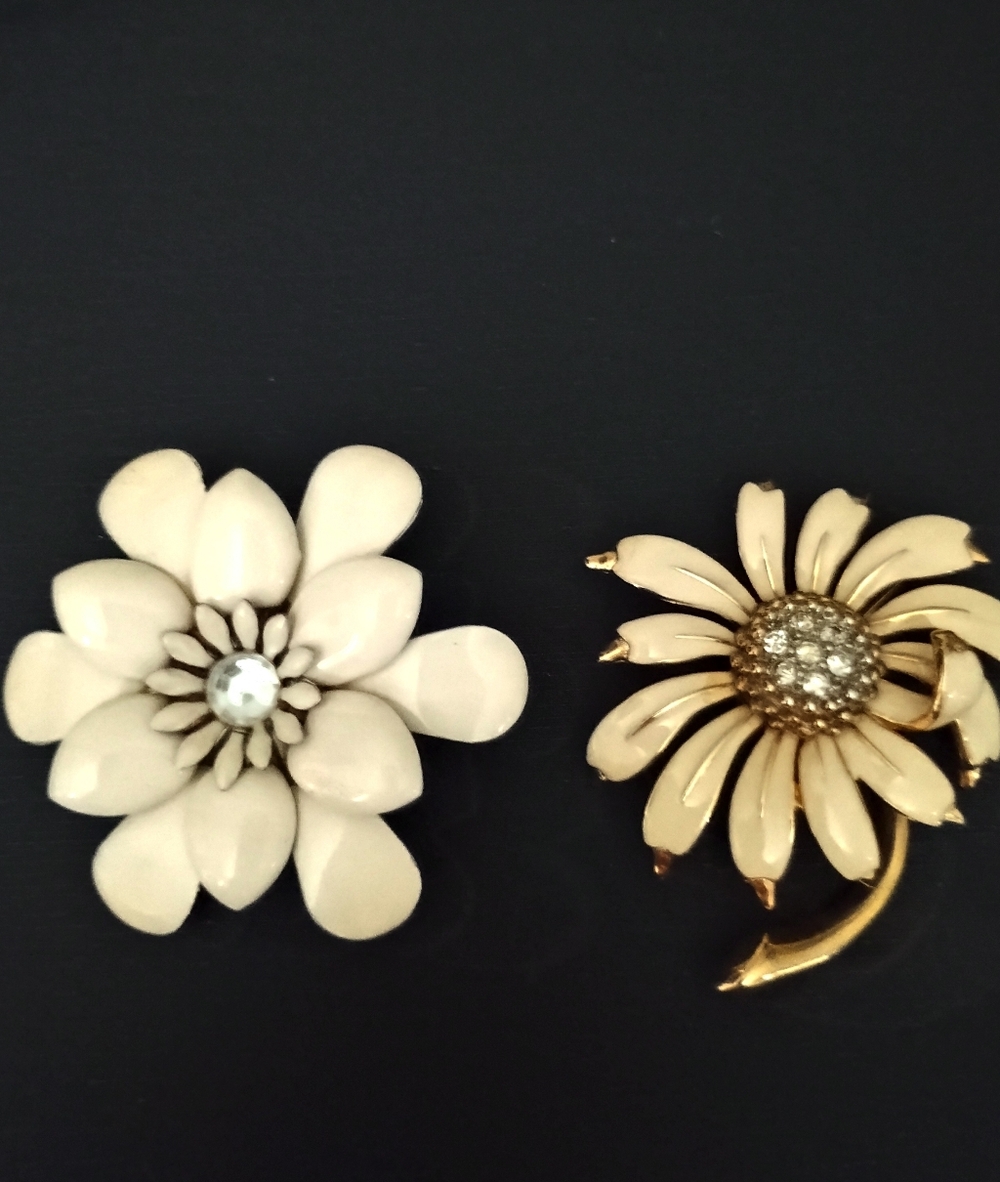 Vintage-Inspired White Floral Brooch Collection - Set of 4 - Picture 3 of 5